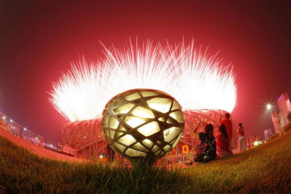 8月8日，北京奥运会开幕式上焰火盛放，点亮鸟巢上空。