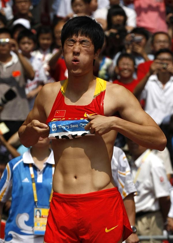 8月18日，北京奥运会男子110米栏小组赛第六组比赛前，中国选手刘翔在热身时感到不适，表情痛苦。