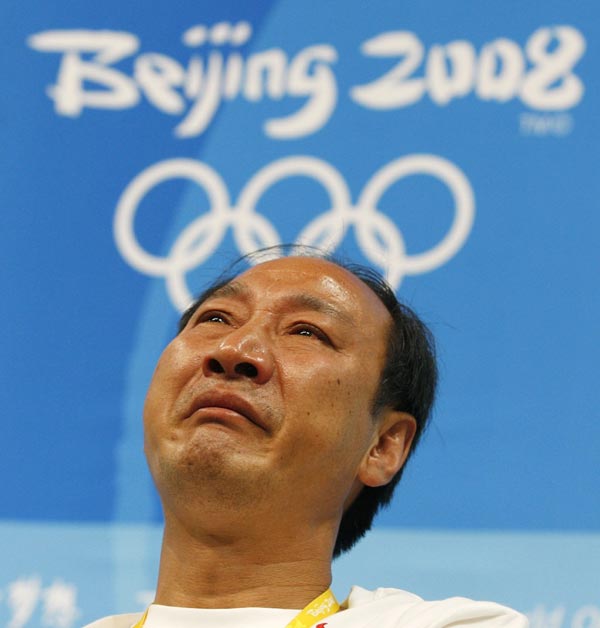 8月18日，中国体育代表团就刘翔退赛召开了新闻发布会，刘翔的主管教练孙海平在发布会上伤心的哭了。