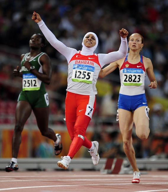 8月19日，巴林田径女选手罗卡亚•奥加萨拉获得北京奥运会女子200米跑第2轮第二组预赛第一的成绩后高兴地庆祝。