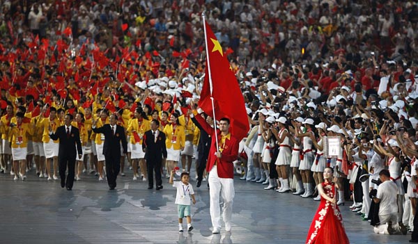 8月8日，北京奥运会开幕式上，抗震救灾英雄少年林浩随中国队持旗手姚明入场。