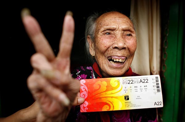8月6日，祥云火炬传递至天安门广场时，97岁高龄的肖新翠老人手举奥运会门票做出胜利手势。来自湖南的肖新翠老人由孙子骑着三轮车不远千里来北京为了观看奥运会。