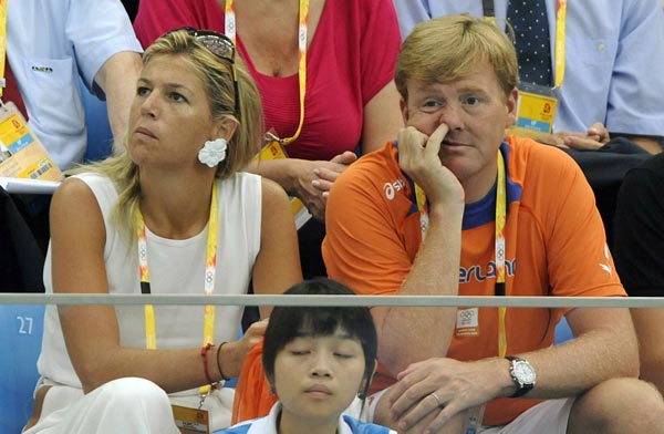 8月14日，荷兰王储威廉•亚历山大（右）与妻子玛克西玛在国家游泳中心观看游泳比赛。