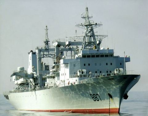 　　“微山湖”號綜合補給艦(舷號887)是我國自行設計建造的最大補給艦，排水量接近3萬噸，可同時為兩艘以上艦船補給，2007年曾與“廣州”艦一起出訪歐洲多個國家。