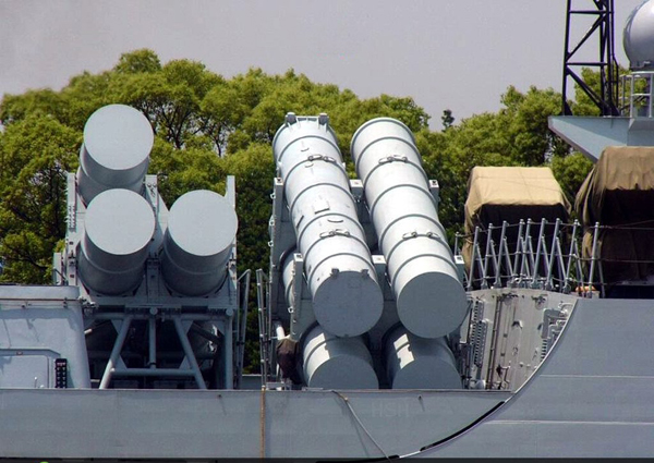 艦體中部和後部的艦對艦導彈、多用途火箭發射裝置