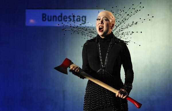 2008年4月21日，莫扎特名剧《魔笛》现代版中的夜后一角由知名女高音达琳·安·道比琪饰演，此次现代版歌剧将在柏林地下舞台上演。路透社/摄影 法布里奇奥·本施（德国）