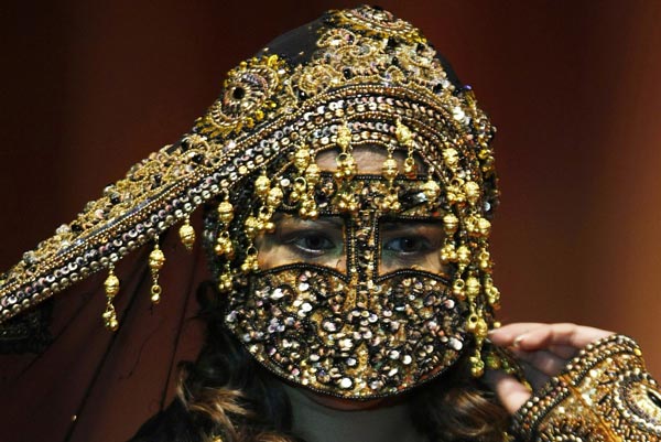 2008年7月5日，巴林的首都麦纳麦，模特展示阿曼设计师Amal Al Ra'aes作品。路透社/摄影 哈马德•默罕默德（巴林）