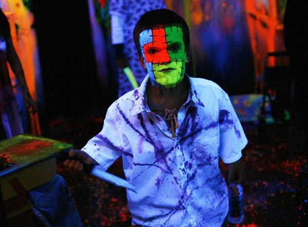 2008年10月30日，在纽约的血庄园内，一名演员正手持刀具。该迷宫主题庄园约5000平方英尺，以闹鬼为卖点吸引游客。路透社/摄影 莎伦•施塔普莱顿（美国）