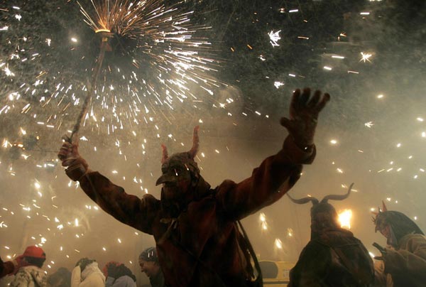 2008年1月20日，艺人们在马略卡岛帕尔玛举行的瓦伦西亚火节上表演。路透社/摄影 丹尼•卡多纳（西班牙）