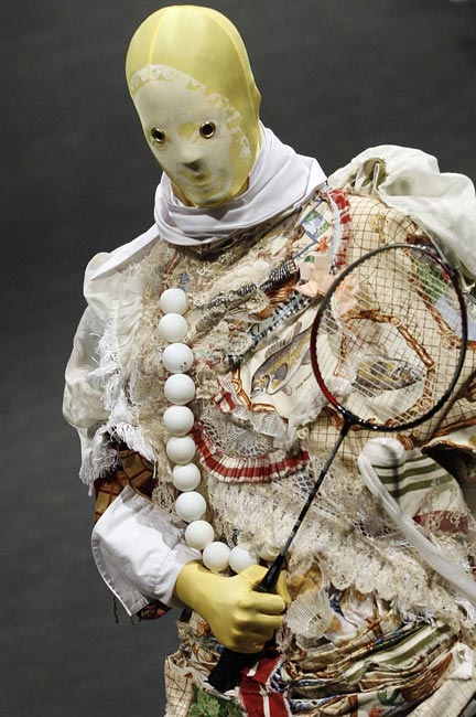 2008年1月31日，马德里时装周特别展上，模特展出阿麦•洛迪古斯设计的装置服装。路透社/摄影苏珊娜•维拉（西班牙）