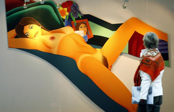 2008年2月4日，伦敦佳士得拍卖行上，一名参观者观赏汤姆•维塞尔曼的作品《裸体颂歌》。 路透社/摄影阿蕾西亚•皮尔多梅尼克（英国）