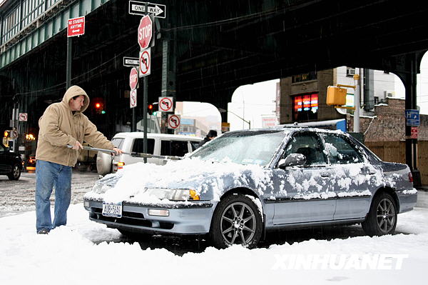 12月19日，美國紐約的一位司機清理車上的積雪。