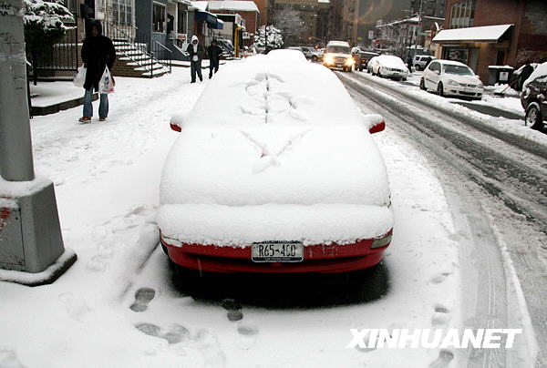 12月19日，積雪覆蓋在美國紐約的一輛汽車上。