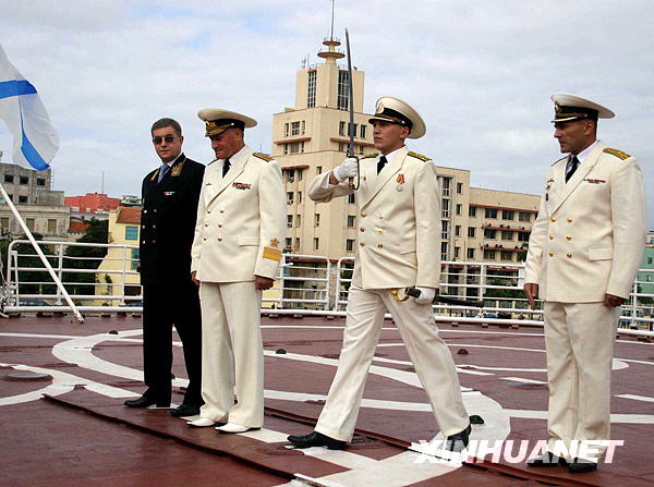12月19日，在古巴哈瓦那港，俄羅斯艦隊官兵在軍艦上向公眾致意。由“恰巴年科海軍上將”號大型反潛艦和一艘救生拖輪組成的俄羅斯艦隊當日抵達哈瓦那港，開始對古巴進行為期5天的訪問。這是自蘇聯解體以來俄羅斯軍艦首次到訪古巴。