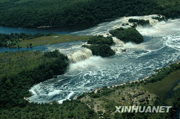 這是在委內(nèi)瑞拉東南部玻利瓦爾州卡奈依瑪國家公園內(nèi)從空中俯瞰的卡奈伊瑪湖形成多個(gè)天然瀑布