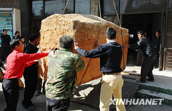 广西出土巨棺渗漏不明液体[组图]