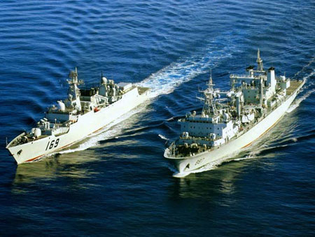 中國南海艦隊“微山湖”號綜合補給艦，排水量超過20000噸，具備遠洋綜合補給能力，曾多次圓滿完成出訪艦艇的伴隨保障任務。