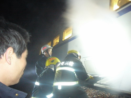 图为鹤壁淇县消防官兵在对发动机进行冷却。