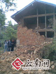 地震使民房倒塌