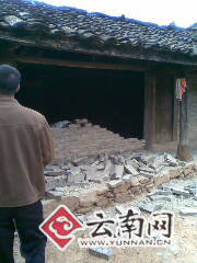 地震中倒塌的墙体