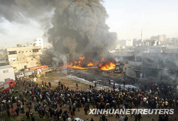 12月28日，加沙地帶一處遭以軍空襲的地點濃煙滾滾。以色列空軍27日開始針對加沙地帶多處目標進行空襲，目前已造成至少271人死亡、900多人受傷，其中120人傷勢嚴重。以色列方面稱這次行動是為了制止加沙巴勒斯坦武裝人員向以南部發射火箭彈。以國防部長巴拉克27日表示，如果需要，以軍將對加沙地帶發動地面攻勢。