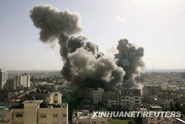 12月28日，加沙地帶一處遭以軍空襲的地點濃煙滾滾。以色列空軍27日開始針對加沙地帶多處目標進行空襲，目前已造成至少271人死亡、900多人受傷，其中120人傷勢嚴重。以色列方面稱這次行動是為了制止加沙巴勒斯坦武裝人員向以南部發射火箭彈。以國防部長巴拉克27日表示，如果需要，以軍將對加沙地帶發動地面攻勢。