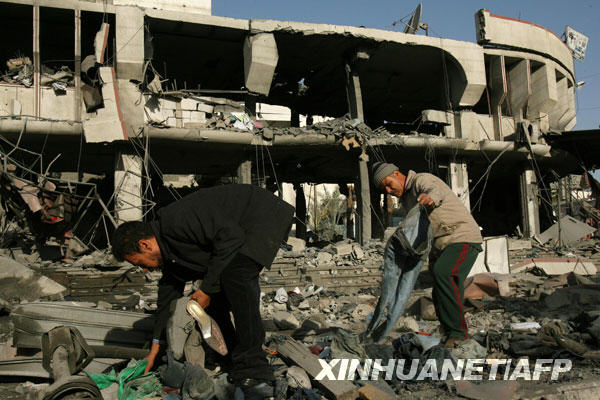 12月28日，兩名巴勒斯坦人在加沙城一處以軍空襲留下的廢墟中撿拾有用的物品。以色列空軍27日開始針對加沙地帶多處目標進行空襲，目前已造成至少271人死亡、900多人受傷，其中120人傷勢嚴重。以色列方面稱這次行動是為了制止加沙巴勒斯坦武裝人員向以南部發射火箭彈。以國防部長巴拉克于27日表示，如果需要，以軍將對加沙地帶發動地面攻勢。