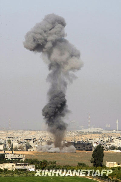  12月28日，加沙地帶北部一處遭以軍空襲的地點濃煙滾滾。以色列空軍27日開始針對加沙地帶多處目標進行空襲，目前已造成至少271人死亡、900多人受傷，其中120人傷勢嚴重。以色列方面稱這次行動是為了制止加沙巴勒斯坦武裝人員向以南部發射火箭彈。以國防部長巴拉克27日表示，如果需要，以軍將對加沙地帶發動地面攻勢。
