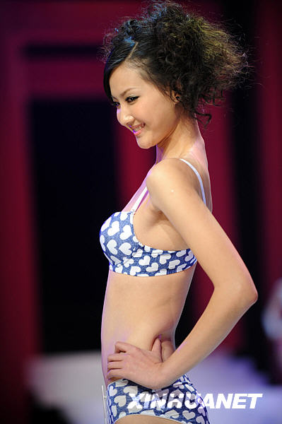 亚洲内衣模特大赛视频_12月6日,获得中国内衣模特大赛季军的选手徐婷婷在比赛中