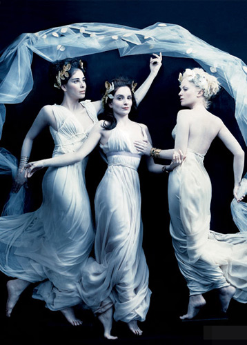 2008年4月: Sarah Silverman， Tina Fey和Amy Poehler ，三個優雅的人。攝影Annie Leibovitz; 造型設計 Michael Roberts and Jessica Diehl