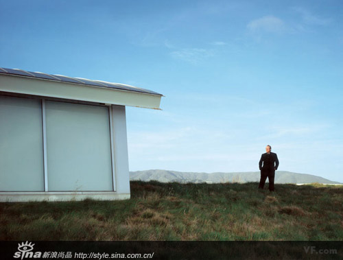 　　2008年5月:綠色建築師William McDonough站在他設計的加州San Bruno的 Gap總部屋頂。攝影Todd Eberle; 造型設計Yael Gitai.