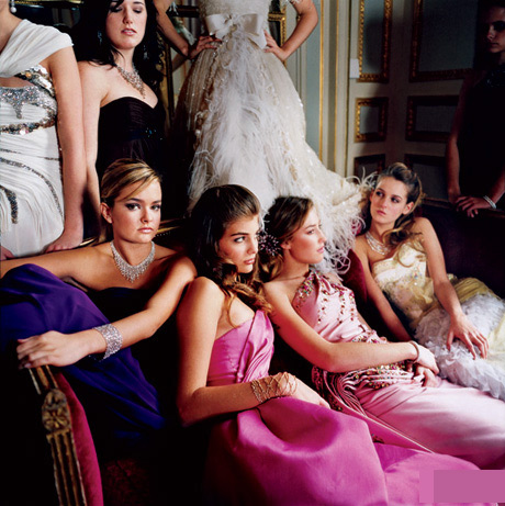 2008年3月:年輕的名媛Lily Mortimer， Maria Teresa Frering， Tatiana Mountbatten和Marie-Solne d’Harcourt在巴黎的 Le Bal Crillon des Dbutantes。