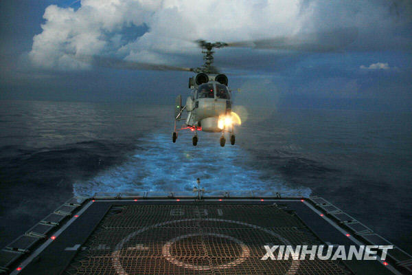 中国赴索马里护航编队训练夜间直升机着舰[组图]