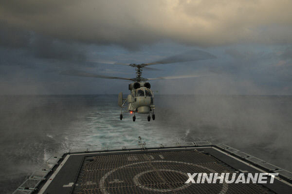 中国赴索马里护航编队训练夜间直升机着舰[组图]