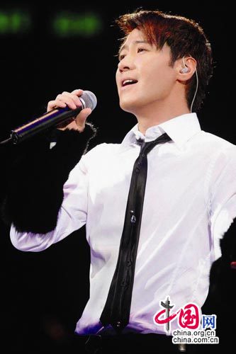 天王黎明劲歌热舞开场 跨年演唱会演绎经典歌曲