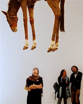 参观者在现代艺术馆欣赏作品