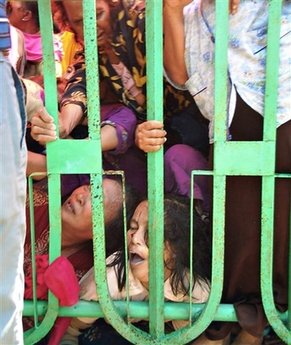 印尼平民被推挤到大门边