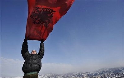 男子站在屋頂上慶祝科索沃即將獨立。