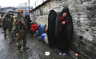 图文：一名伊拉克妇女排队三天购买燃油