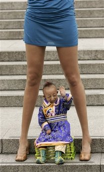 图文：世界最矮男性与最长腿美女合影