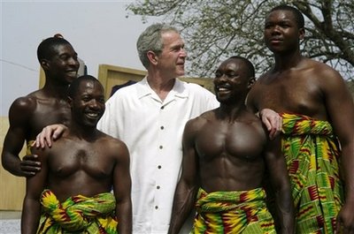 图文：布什与加纳表演者 