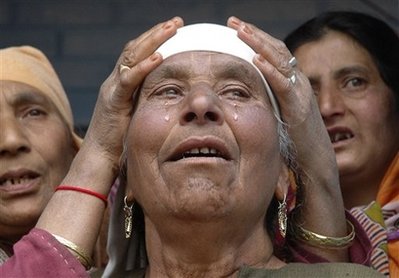 图文：印度妇女在武装头目葬礼上哭泣