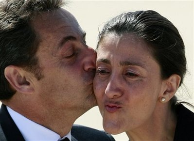 图文：萨科齐亲吻哥伦比亚女政治家