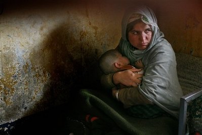 图文：阿富汗女囚犯抱着婴儿