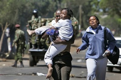 图文：肯尼亚男子怀抱女孩逃离火场