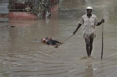 圖文：海地男子水中拖屍體