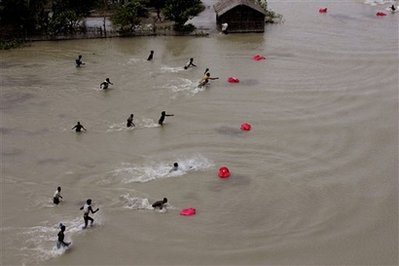 圖文：印度災民在水中領取政府救濟品