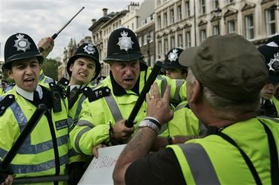 圖文：英國警察與示威者發生衝突 