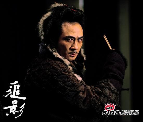 《追影》首批剧照曝光 吴镇宇怀抱吴佩慈