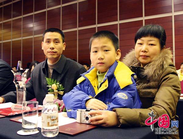 “2008年度十大責任公民”獎獲得者魏炬和其家人。  中國網 攝影 楊佳